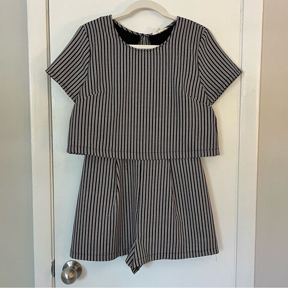 Vestique Romper Short Sleeve Open Back Black White Dot Print M - Picture 2 of 8